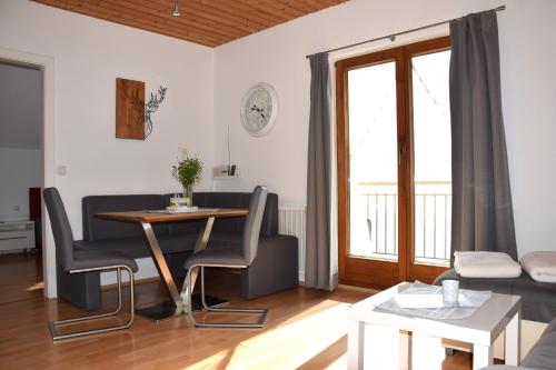 阿特湖畔翁特拉赫洛茵德尔公寓酒店的带桌椅的客厅
