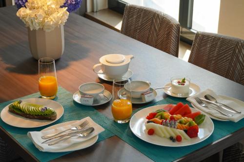 een tafel met een bord eten en fruit erop bij VP Plaza España Design in Madrid
