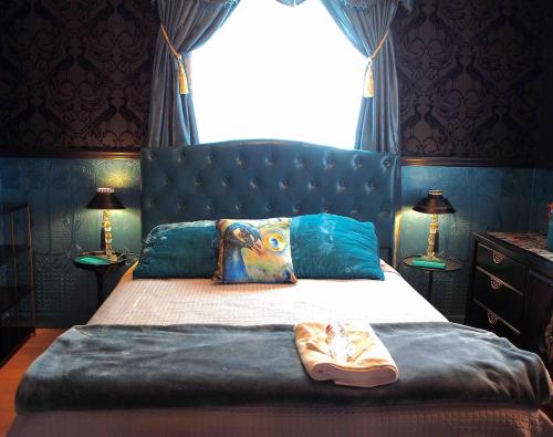 Een bed of bedden in een kamer bij Peacock Room