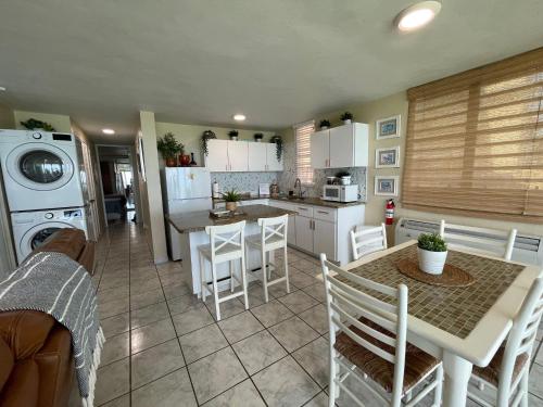 Køkken eller tekøkken på Oceanfront Retreat in Playa Fortuna, Puerto Rico