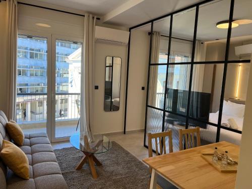 Khu vực ghế ngồi tại POST VIEW Center Luxury Apartments A2