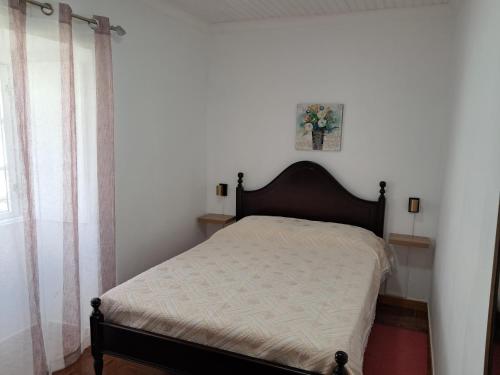 a bedroom with a bed in a room at Casa de Santa Catarina in Cabo da Praia