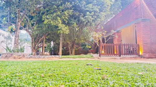 Een tuin van Mount Side Hiriketiya