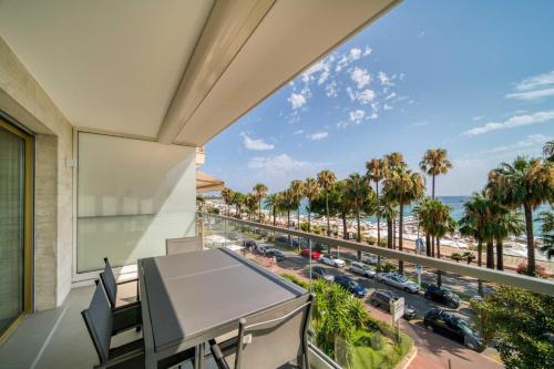 REF 1295 - Cannes Croisette - Sea view apartment for rent