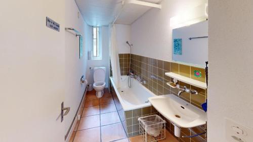 ein Badezimmer mit Badewanne, Toilette und Waschbecken in der Unterkunft Zentral Altstadt Chur - Bahnhofsnah - Ferienwohnung - Bernina Express - Solution-Grischun in Chur