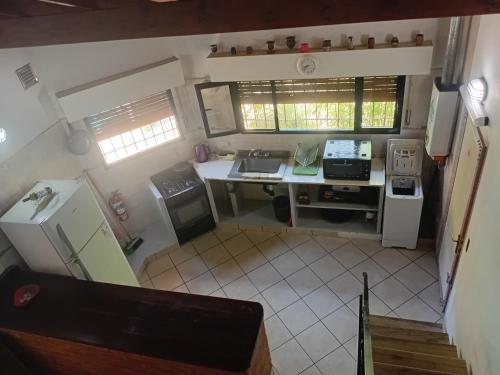 Een luchtfoto van een kleine keuken met een bureau. bij Casa Monte Hermoso del Este in Monte Hermoso