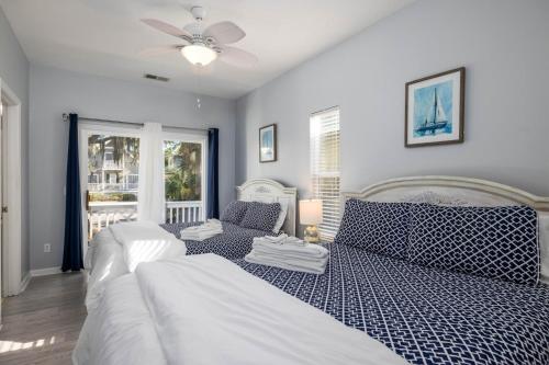 een blauwe en witte slaapkamer met een bed en een raam bij 33 Davis Love in Fripp Island