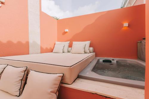 una piccola stanza con un letto e una vasca da bagno di Torel Palace Lisbon a Lisbona