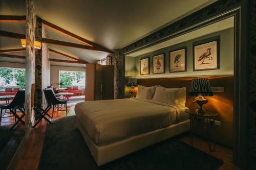 una camera da letto con un letto grande e una sala da pranzo di Torel Palace Lisbon a Lisbona
