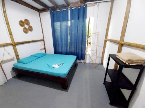 una camera con un letto, un tavolo e una finestra di Flor de bambú a Uvita