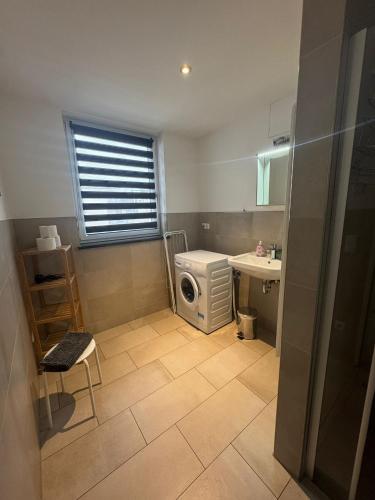 a bathroom with a washing machine and a sink at Trafford Sky Homes Leipzig City - 5 Min to Hauptbahnhof Nikolaistrasse in Leipzig