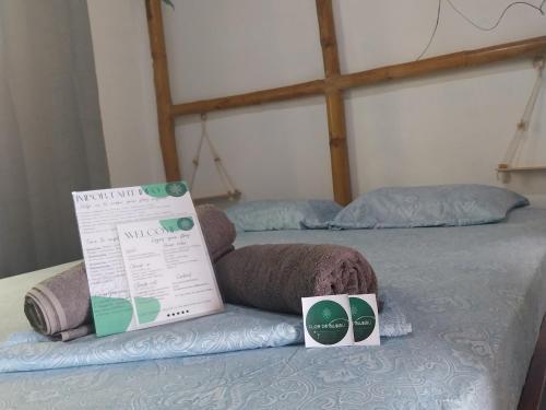 un letto con due scatole sopra di Flor de bambú a Uvita