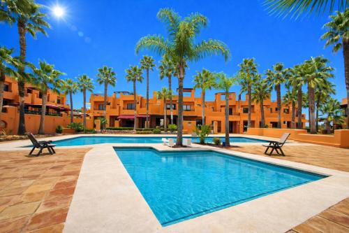 Oasis con piscina y sol