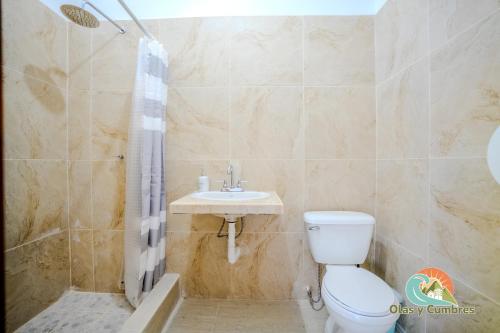 a bathroom with a toilet and a sink at Villa Moka 2 in Taxisco