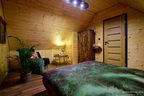 En eller flere senge i et værelse på Łowisko Źródła Chatka Zimorodka