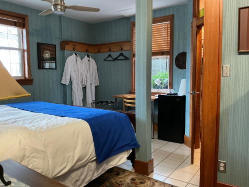 a bedroom with a bed and a desk in a room at Blackbird Glen Bed and Breakfast, Glenmore, Kelowna, BC in Kelowna