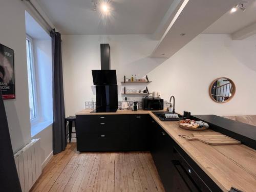 Charmant duplex في مولان: مطبخ ذو سطح عمل خشبي في غرفة