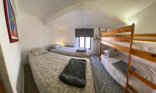 een kamer met 2 bedden en een stapelbed bij La Roselière in Mérindol