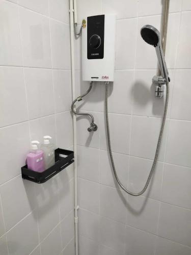 a shower in a bathroom with a shower at Betong Chill House in Ban Hua Phrong