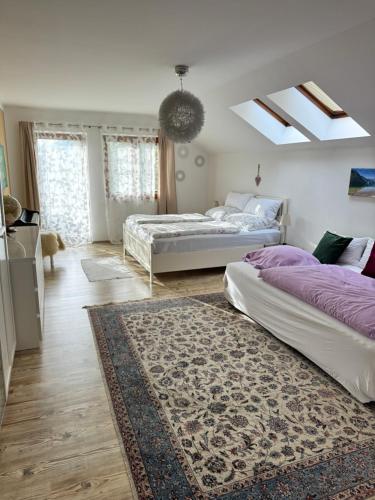 ein Schlafzimmer mit zwei Betten und einem Teppich in der Unterkunft Haus Belli in Bad Aussee