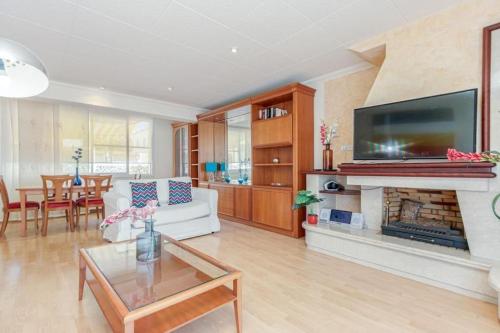 Køkken eller tekøkken på SWIMING-POOL house in dowtown, beach, WIFI