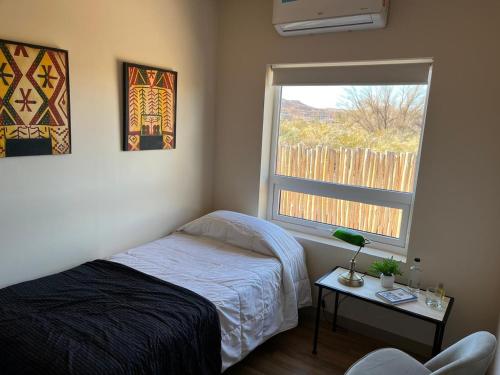 ein kleines Schlafzimmer mit einem Bett und einem Fenster in der Unterkunft Gota de Piedra in San Francisco Solano