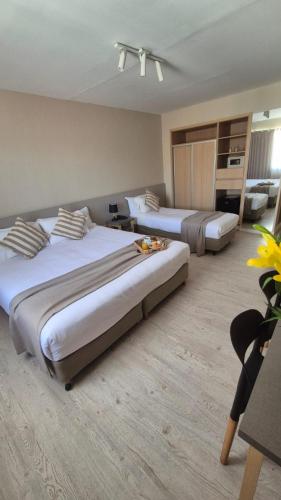 a hotel room with two beds in a room at DAKAR HOTEL in Mendoza