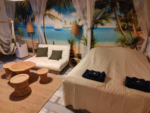 een slaapkamer met een bed en uitzicht op de oceaan bij Amos Coastal Escape Studio - Hanko in Hanko