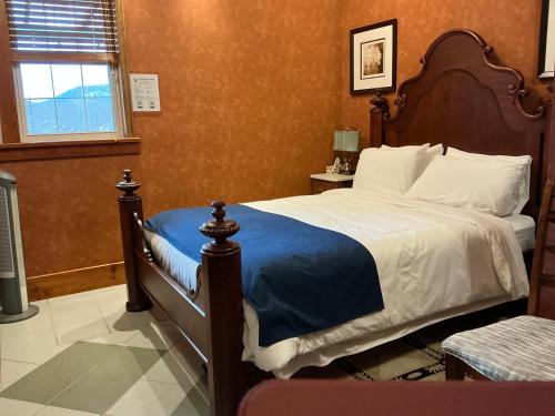 Giường trong phòng chung tại Blackbird Glen Bed and Breakfast, Glenmore, Kelowna, BC