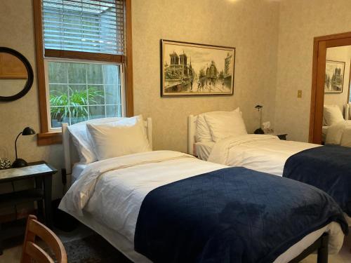 Giường trong phòng chung tại Blackbird Glen Bed and Breakfast, Glenmore, Kelowna, BC