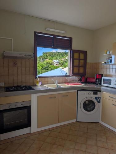 Kitchen o kitchenette sa Location Hibiscus