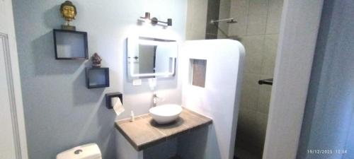 ein kleines Badezimmer mit Waschbecken und Dusche in der Unterkunft Hotel Tabasco in Playa Flamingo