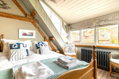 En eller flere senge i et værelse på 2 Bed in Whitby oc-r038