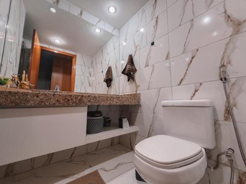 Et badeværelse på Flat Comfort Taguatinga - Cama King - Sauna, academia e Piscina - Propriedade Particular 508