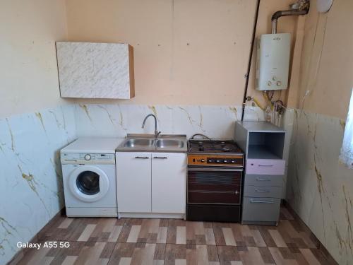 een keuken met een wasmachine en een wastafel bij Алрез Гостевой дом in Vardanavan