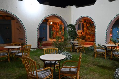 eine Terrasse mit Tischen und Stühlen im Hof in der Unterkunft Hllol Hotel Abu Simbel in Abu Simbel