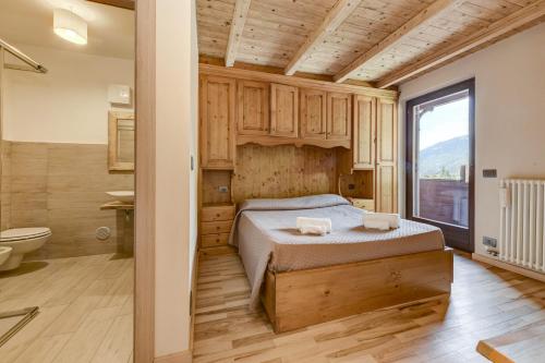 ein Schlafzimmer mit einem Bett und ein Badezimmer in der Unterkunft Albergo Locanda Mezzosoldo in Mortaso