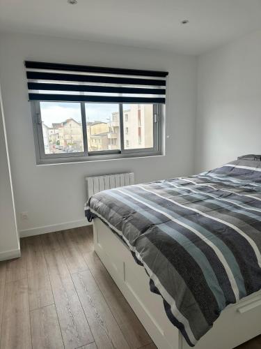 Llit o llits en una habitació de Beachfront Apartment