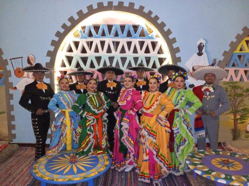 een groep mensen in traditionele kleding die poseren voor een foto bij Hllol Hotel Abu Simbel in Abu Simbel