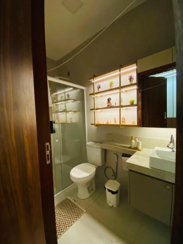a bathroom with a toilet and a sink and a shower at Flat 02 Residencial ibiapaba in Camocim