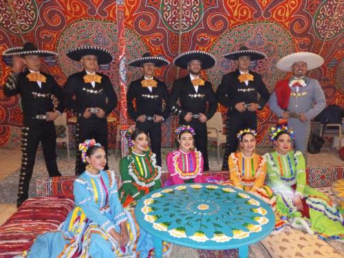 een groep mensen in traditionele kleding die poseren voor een foto bij Hllol Hotel Abu Simbel in Abu Simbel