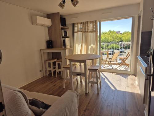 Les pieds dans l'eau Studio Cabine terrasse, refait à neuf 5 minutes plage à pied climatisé