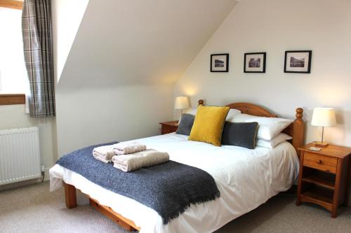 Postel nebo postele na pokoji v ubytování 3 Bed in Lochearnhead oc-c33641