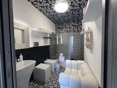 een badkamer met een zwart-witte muur bij Villa GIOBEA in Favara