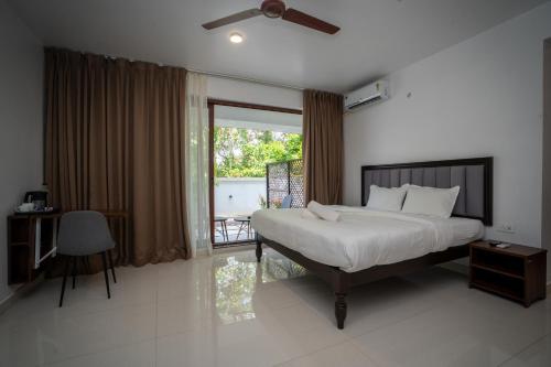 比纳里姆Mistral by the sea的一间带大床的卧室和一个阳台