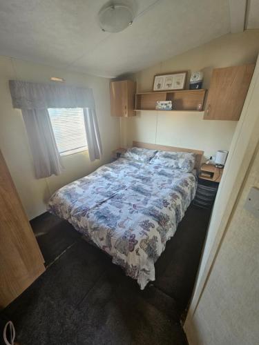 ein Schlafzimmer mit einem großen Bett in einem Zimmer in der Unterkunft Number34 in Drummore