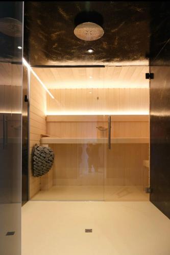 ein Badezimmer mit Glasdusche in einem Zimmer in der Unterkunft La Forge in Wanze