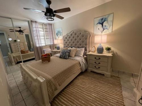 Giường trong phòng chung tại True Beachfront Oasis With Amazing Views Life