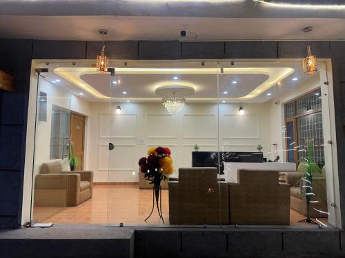 un soggiorno con un divano e un tavolo di The Blue Park By OSCAR a Manāli