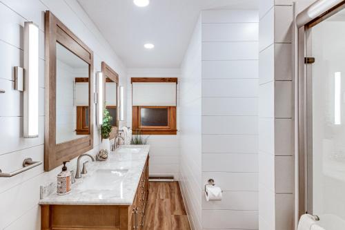 Phòng tắm tại Ice Fishing On-Site! Brainerd Cabin on Rice Lake